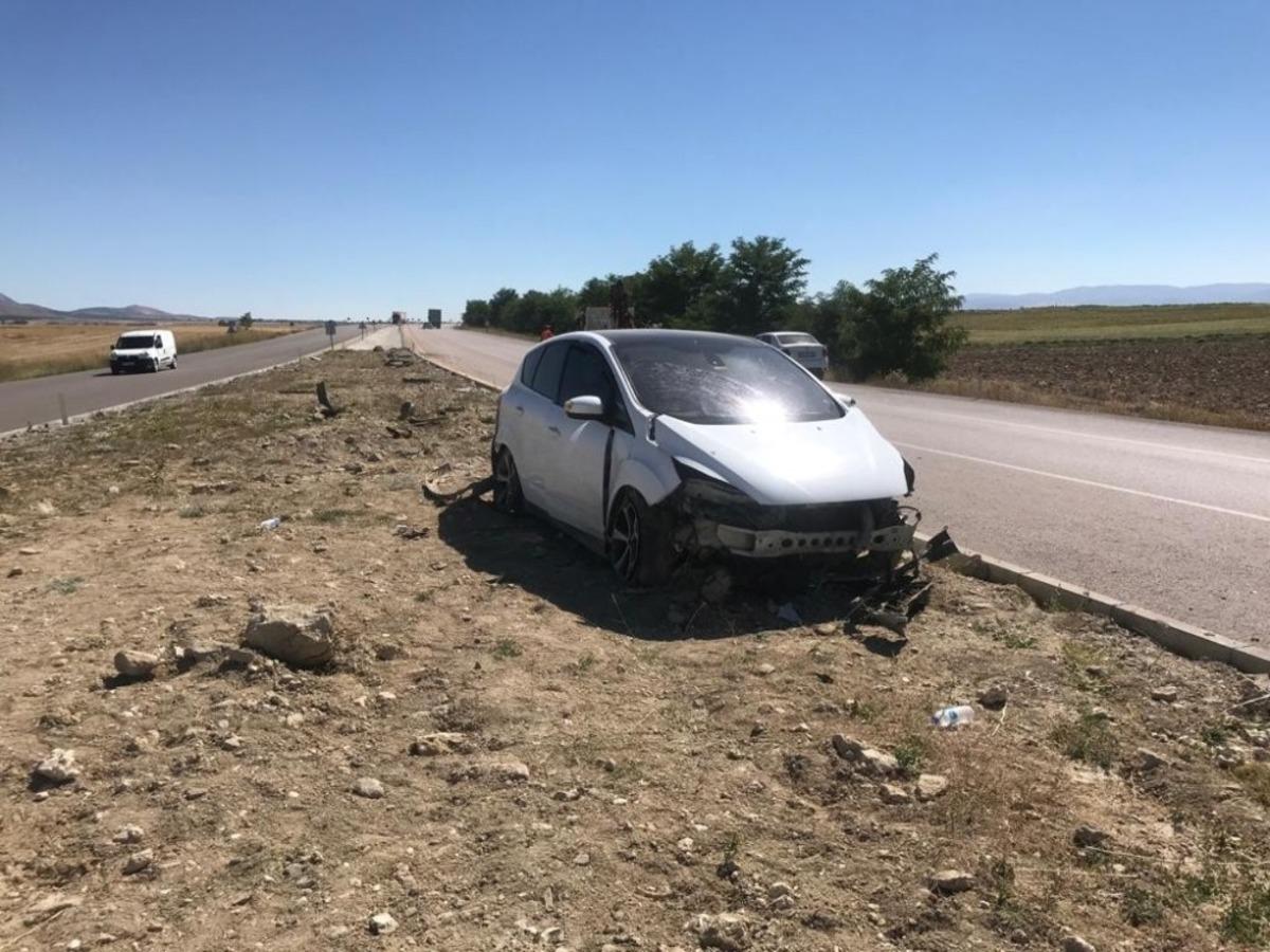 Ref&uuml;je &ccedil;arpan otomobilde aynı aileden 7 kişi yaralandı