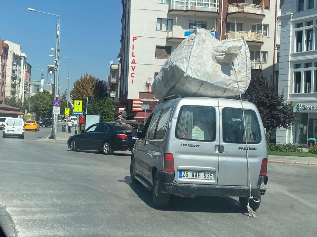 Eskişehir trafiğinde ilgin&ccedil; g&ouml;r&uuml;nt&uuml;