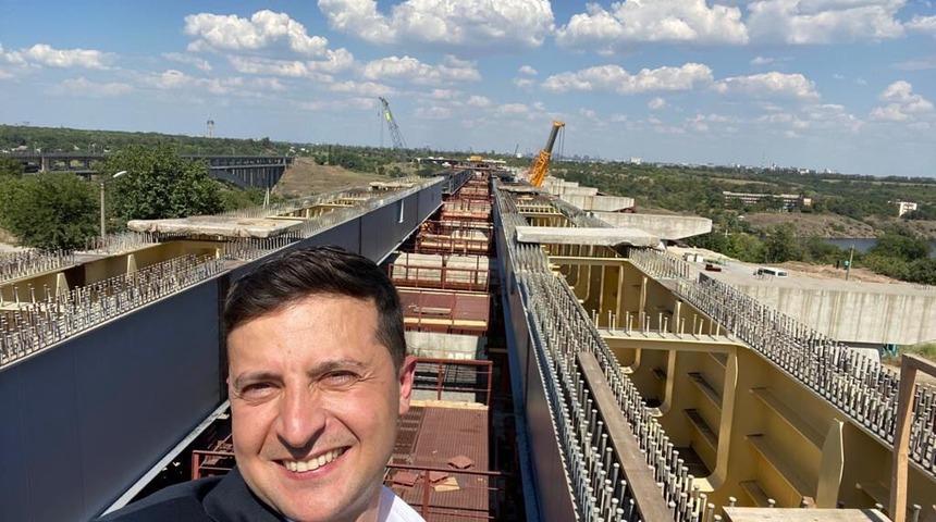 Zelenskiy Türk şirketinin yaptığı köprü inşaatını gezdi, 'selfie' çekti