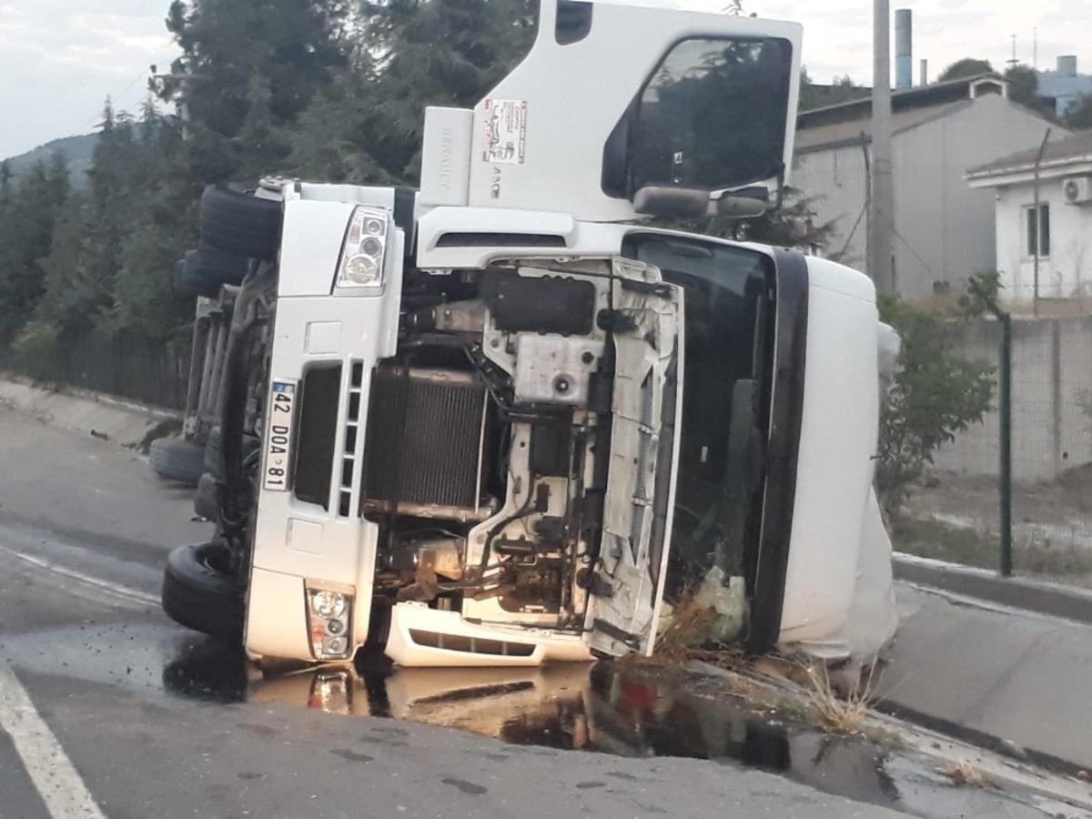 Bilecik&rsquo;te s&uuml;t tozu y&uuml;kl&uuml; tır devrildi: 1 yaralı