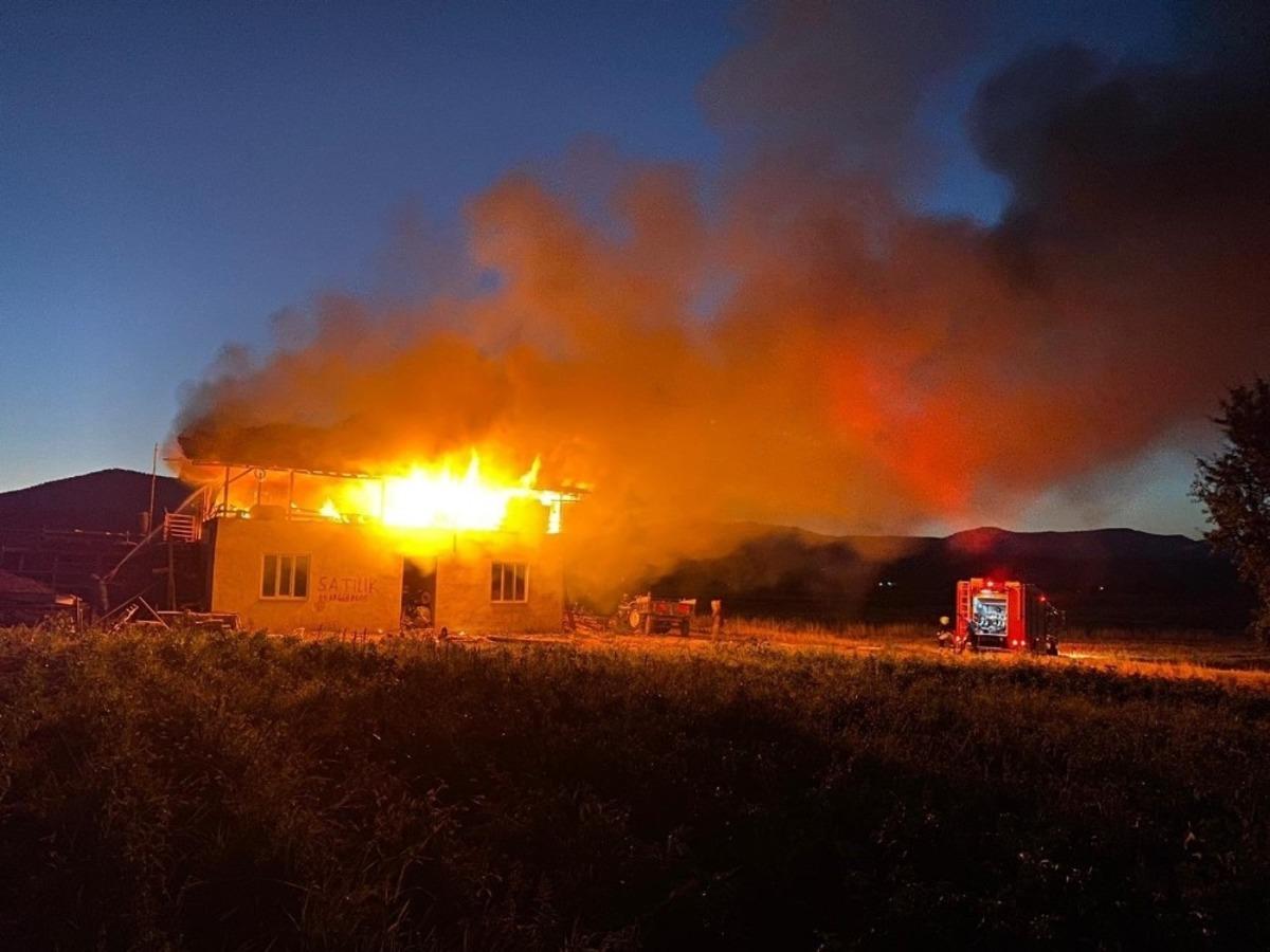 İki katlı evde y&uuml;kselen alevler korkuttu