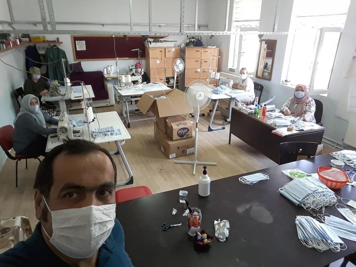 G&ouml;lyaka Halk Eğitim Merkezi bu sefer &ouml;ğrenciler i&ccedil;in maske dikiyor