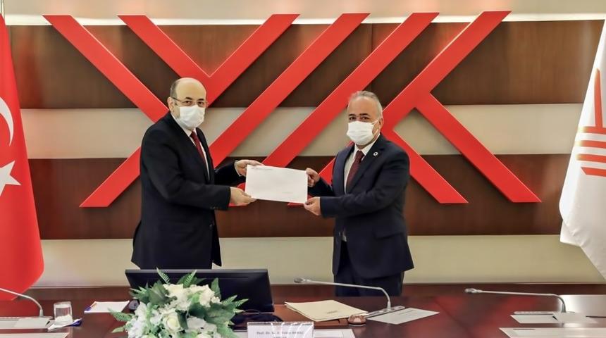 Rekt&ouml;r Prof. Dr. &Ouml;mer &Ccedil;omaklı mazbatasını aldı