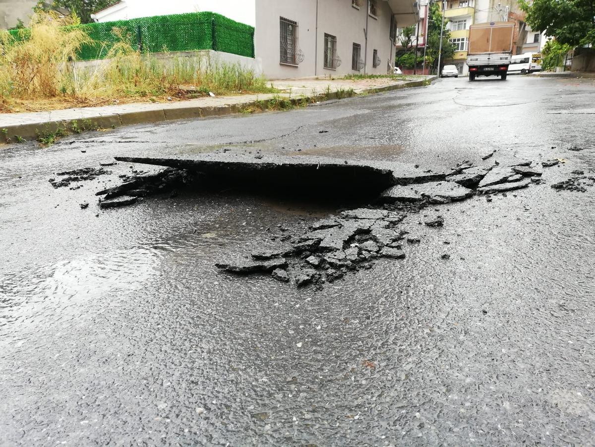 Yollar &ccedil;&ouml;kt&uuml;, asfalt par&ccedil;alandı! Yağış en &ccedil;ok o il&ccedil;eyi vurdu