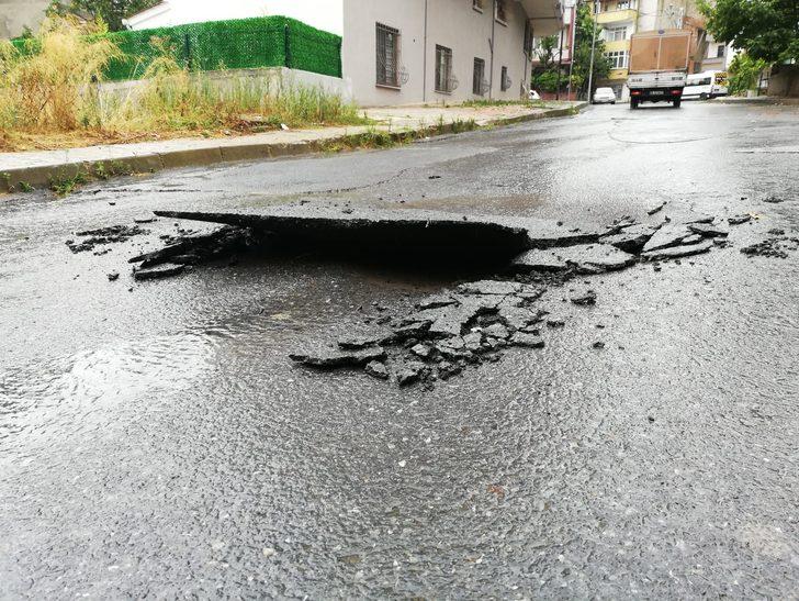 Yollar çöktü, asfalt parçalandı! Yağış en çok o ilçeyi vurdu G1