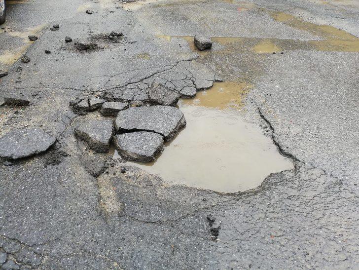 Yollar çöktü, asfalt parçalandı! Yağış en çok o ilçeyi vurdu G3