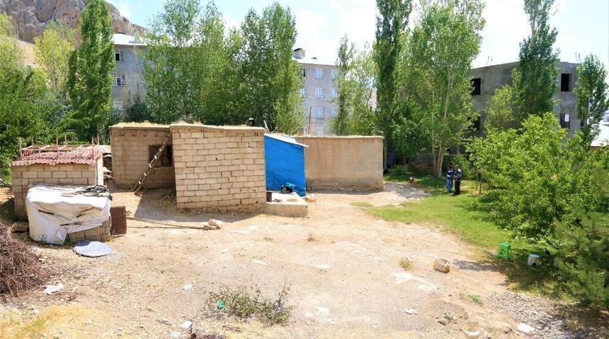 Tuşba Belediyesi tavanı &ccedil;&ouml;kmek &uuml;zere olan evde inceleme yaptı