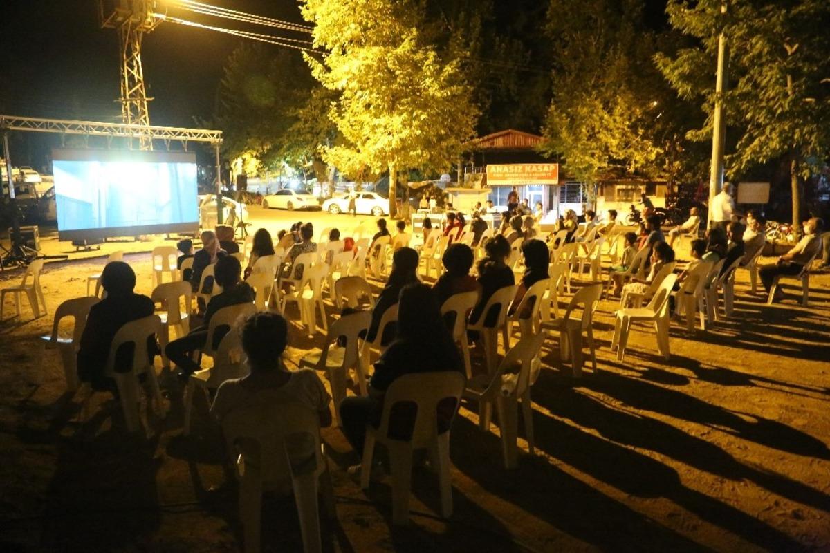 Erdemli&rsquo;de a&ccedil;ık hava sinema g&uuml;nleri s&uuml;r&uuml;yor
