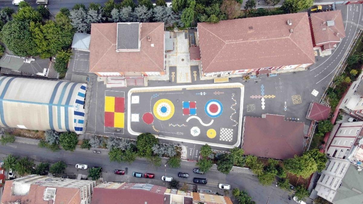 Bağcılar&rsquo;da eğitim sezonu &ouml;ncesi okullar boyanıyor