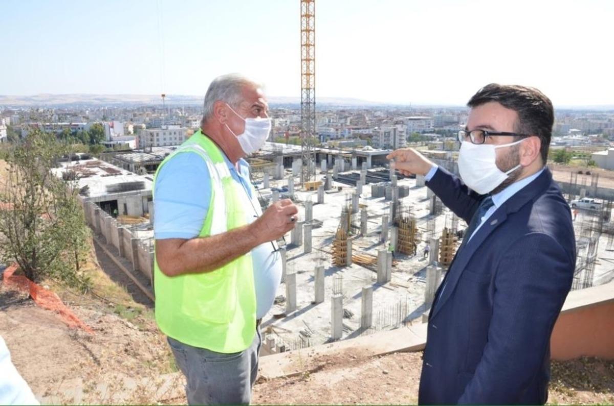 AK Parti İl Başkanı G&uuml;r, cami ve k&uuml;lliye alanında incelemede bulundu