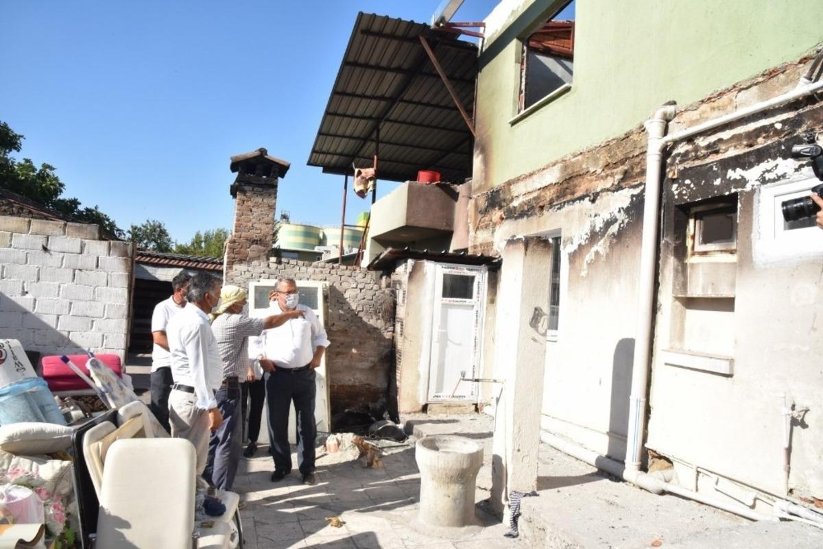 Evi yanan iki aileye Yunusemre Belediyesi sahip &ccedil;ıktı