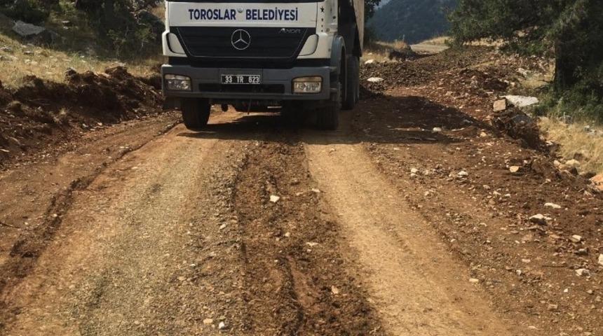 Toroslar&rsquo;ın y&uuml;ksek kesimlerinde yol yapım ve bakım &ccedil;alışmaları s&uuml;r&uuml;yor