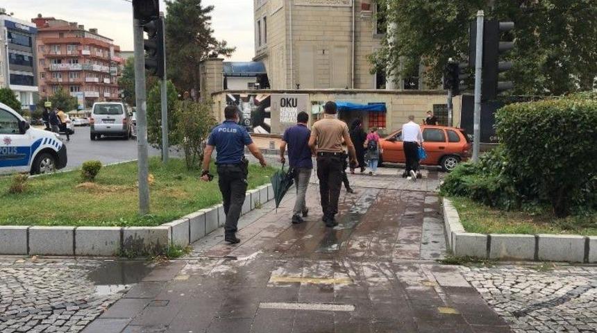 G&ouml;rme engelli vatandaşı karşıdan karşıya ge&ccedil;iren bek&ccedil;i takdir topladı