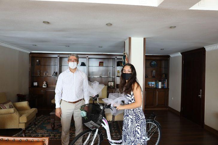 YKS birincisi Uyar’a Marmaris Belediyesi’nden bisiklet hediyesi G1