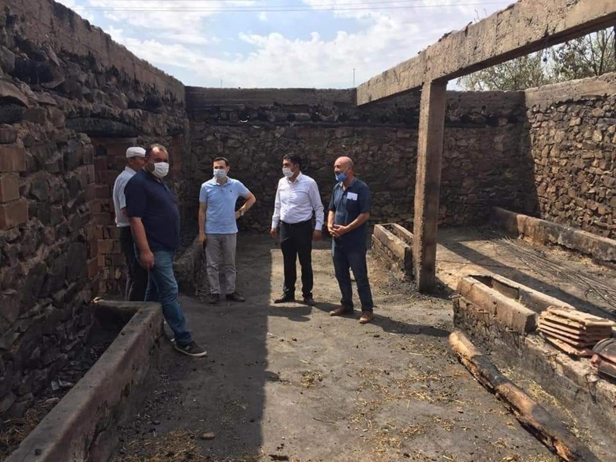 Kaymakam Ko&ccedil;&rsquo;tan ahırı yanan &ccedil;ift&ccedil;iye ziyaret