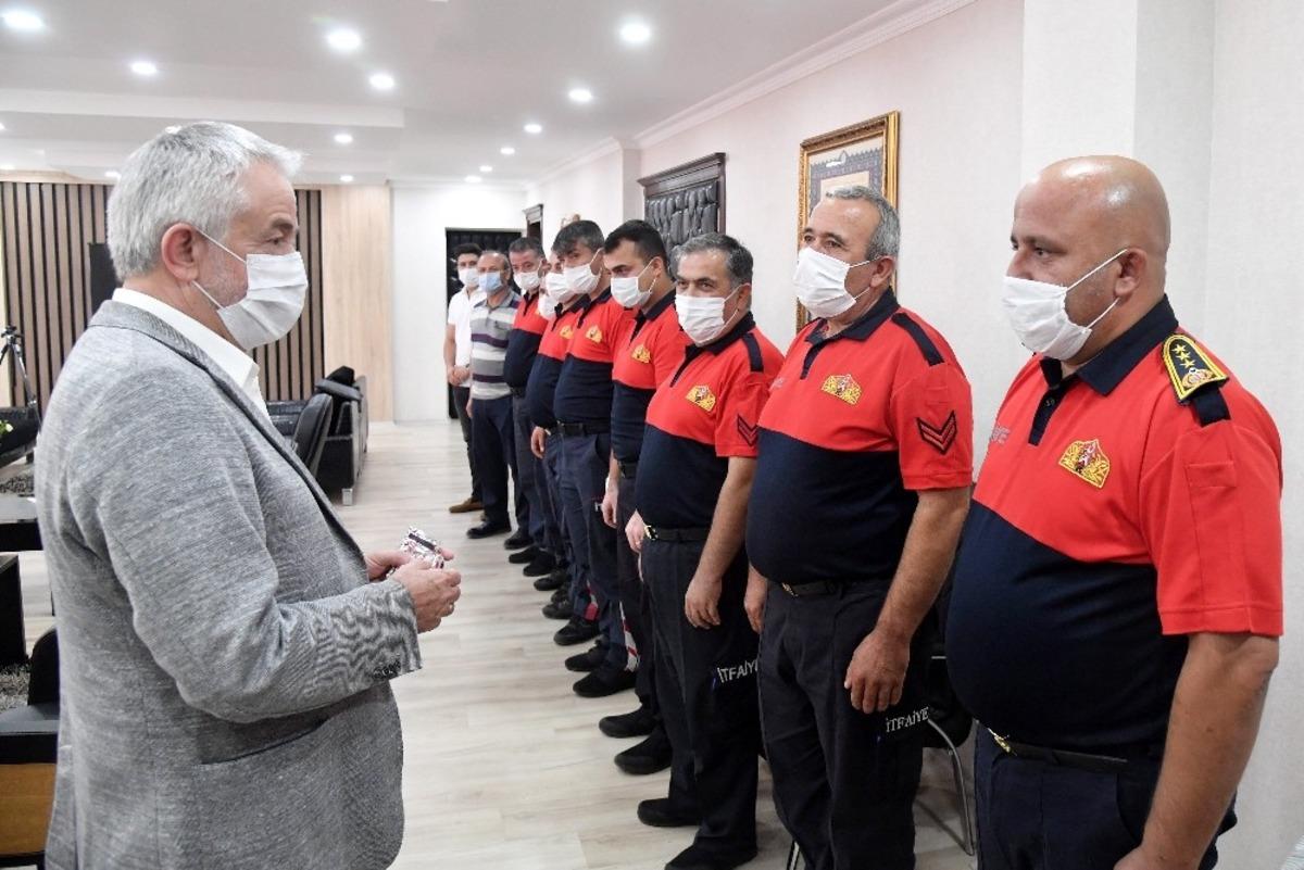 Isparta&rsquo;da  yavru kedi &rsquo;&Ccedil;ukur&rsquo;u kurtaran ekip &ouml;d&uuml;llendirildi