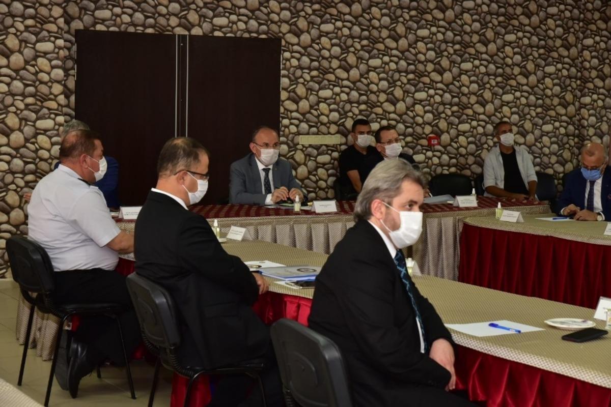 Vali Karadeniz Salihli&rsquo;de korona vir&uuml;s &ccedil;alışmalarını değerlendirdi