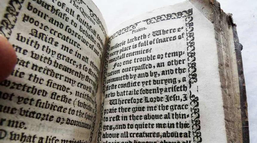 İngiltere'de döşeme arasından tarihi eser fışkırdı