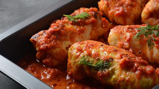 Etli lahana sarması tarifi: Bir tabak asla yetmeyecek! 