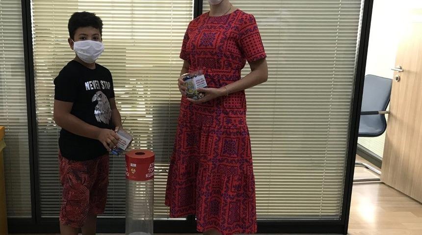 &Ccedil;evreci minik, topladığı atık pilleri b&uuml;y&uuml;kşehire teslim etti