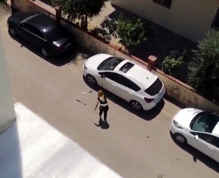 Otomobilin camlarını elindeki demir çubukla kırdı!  G1