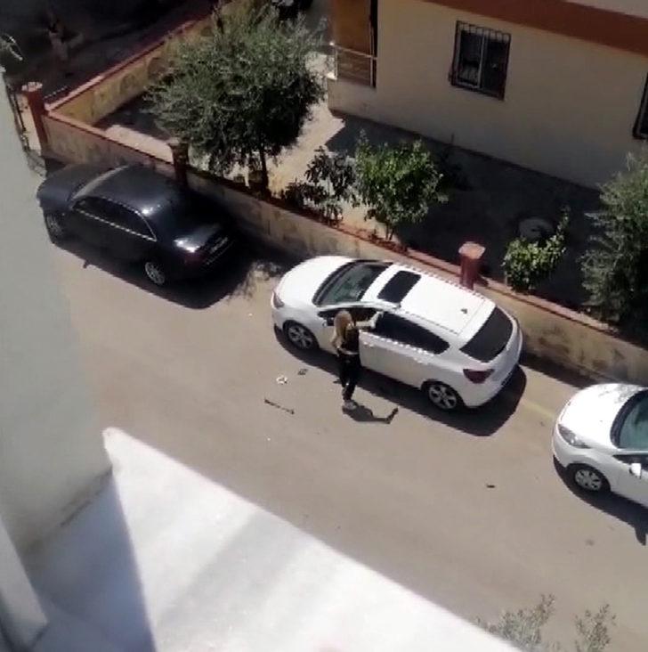 Otomobilin camlarını elindeki demir çubukla kırdı!  G3