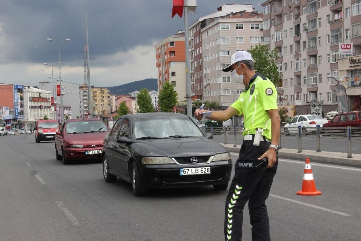 13 s&uuml;r&uuml;c&uuml;ye kırmızı ışık ihlalinden cezai işlem uygulandı