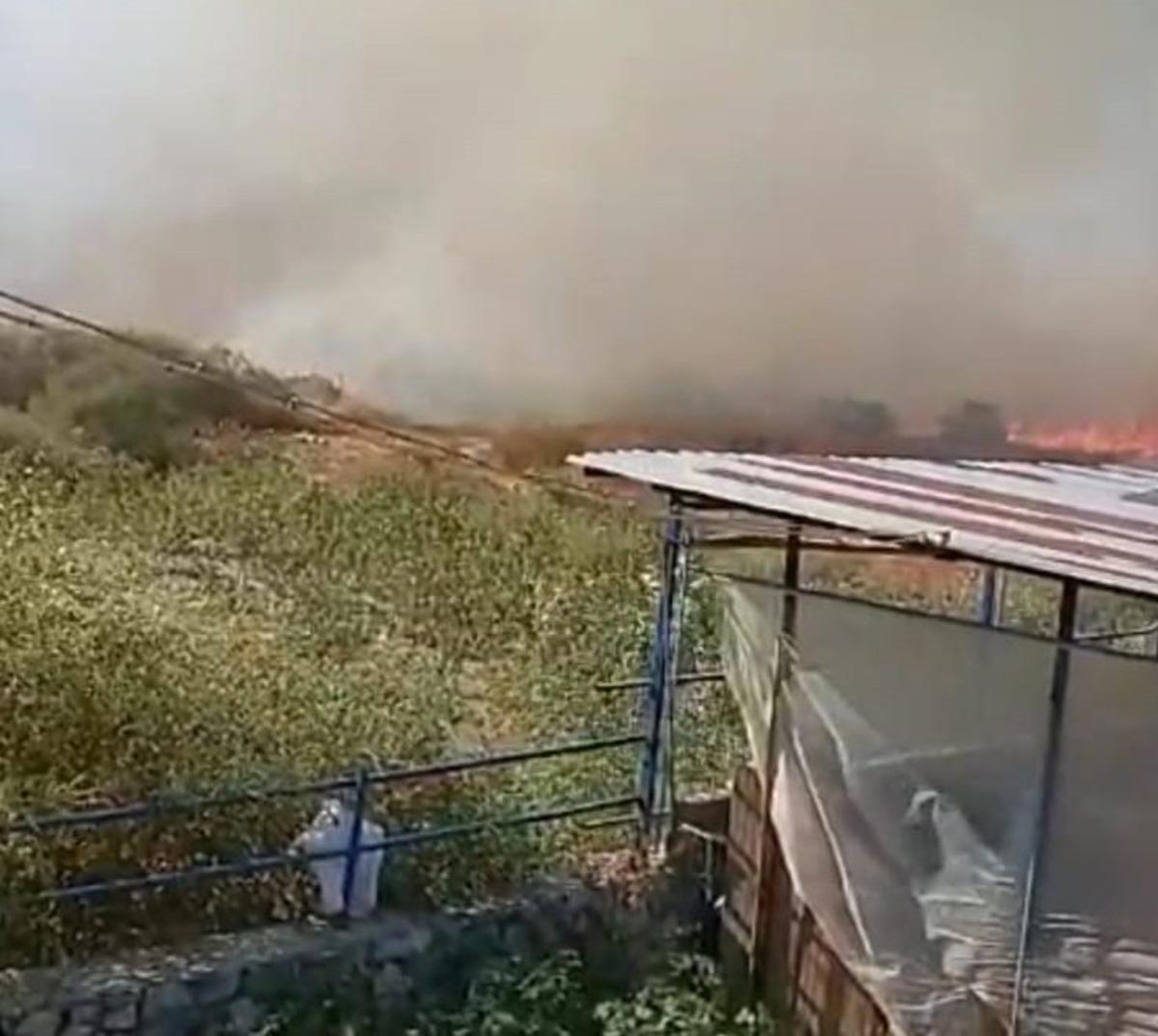 Ev ve ahırlara metreler kala s&ouml;nd&uuml;r&uuml;ld&uuml;