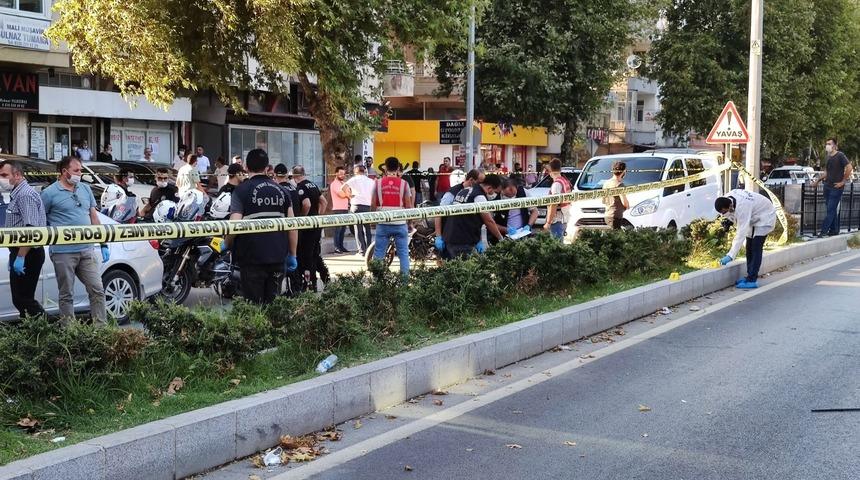 Trafikte &ccedil;ıkan kavgada polis memuru dehşet sa&ccedil;tı! 1 &ouml;l&uuml;, 1 yaralı