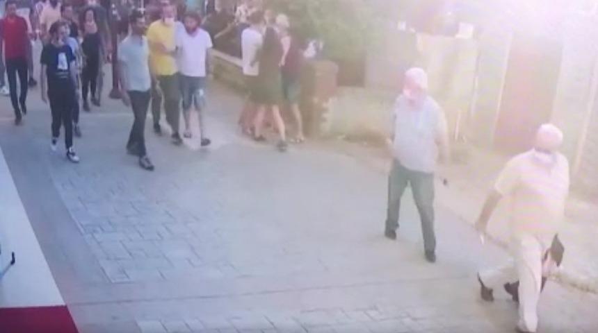 Tartıştığı kadınlara bıçak çekti! Vatandaşların tepkisiyle karşılaşınca elindeki bıçakla karakola sığındı