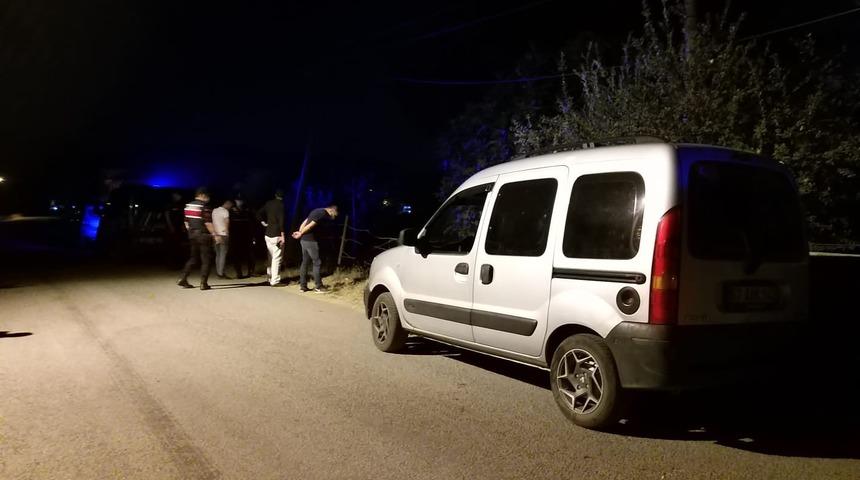 Korkun&ccedil; olay! &Ouml;n&uuml;n&uuml; kestiği otomobilin s&uuml;r&uuml;c&uuml;s&uuml;n&uuml; kalbinden bı&ccedil;aklayarak &ouml;ld&uuml;rd&uuml;