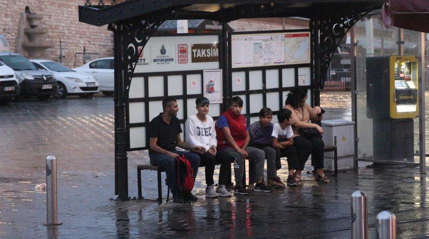 İstanbul'da yağmur! Sabah saatlerinde bastırdı