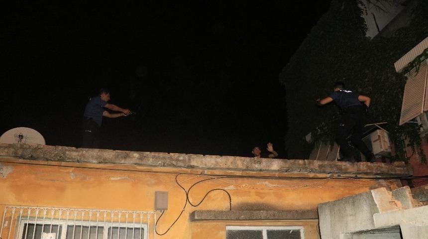 Adana'da hareketli saatler! Silahlı saldırganlar saklandıkları evin damında yakalandı