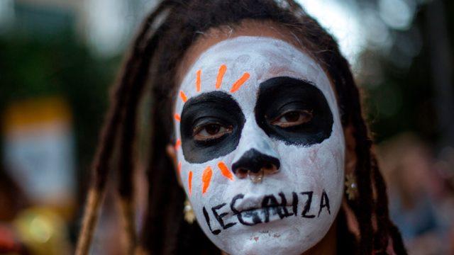 Brezilya yasaları, sadece tecavüz ve annenin yaşamının tehlikede olduğu hallerde kürtaja izin veriyor.