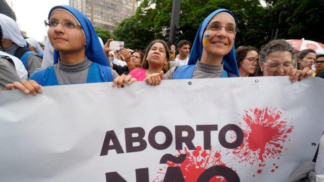 Kürtaj, ülkede çok tartışmalı bir konu. Bu fotoğraftaki rahibeler Portekizce 