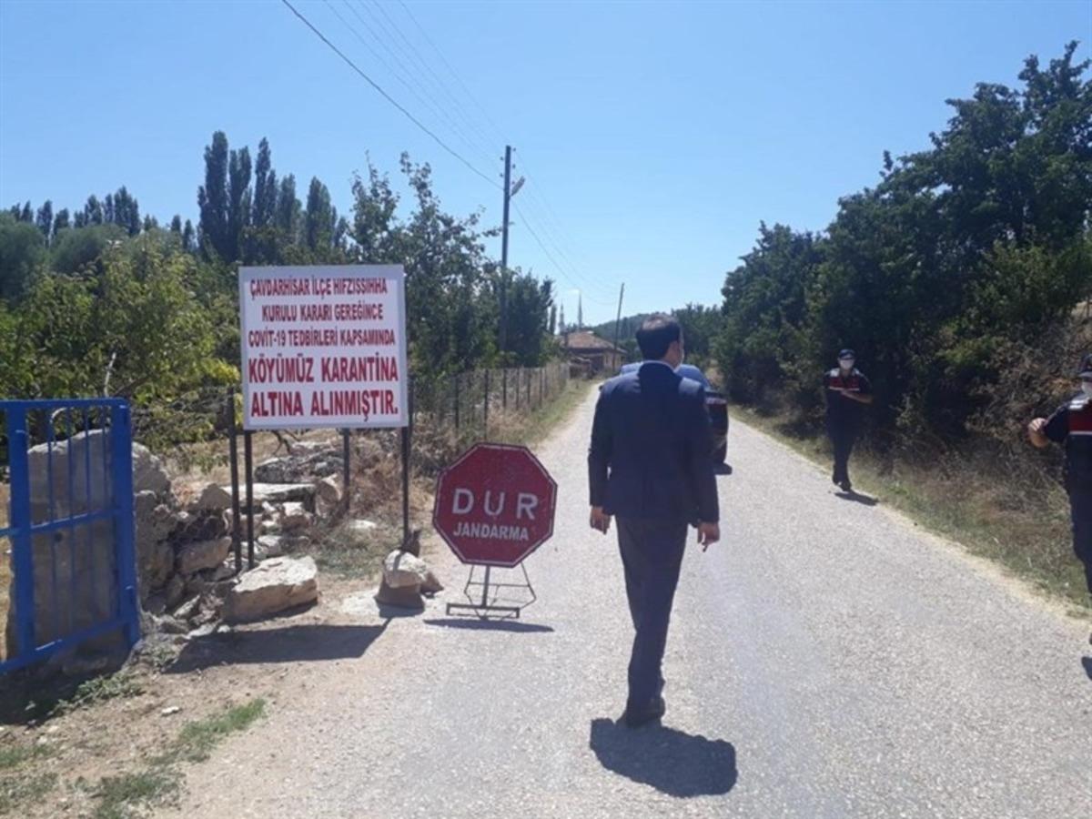Kaymakam Akbulut, karantinaya alınan k&ouml;yde incelemelerde bulundu