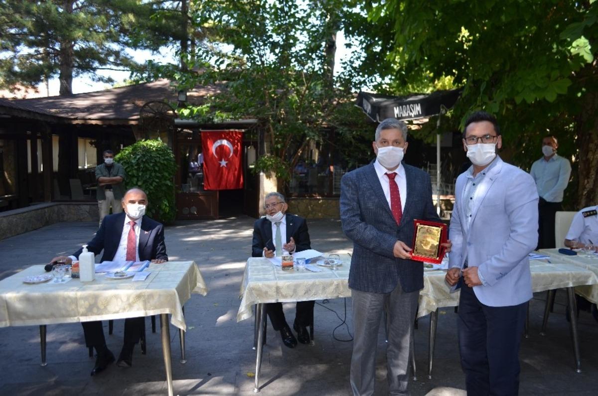 Muhtardan Başkan &Ouml;zkan Altun&rsquo;a plaketli teşekk&uuml;r