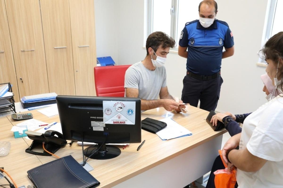 Su i&ccedil;tiği sebilde i&ccedil;i para dolu c&uuml;zdanını unuttu, zabıta teslim etti