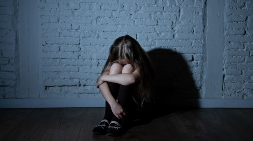 9 yaşındaki kızına tecavüz edilmesine izin verdi!