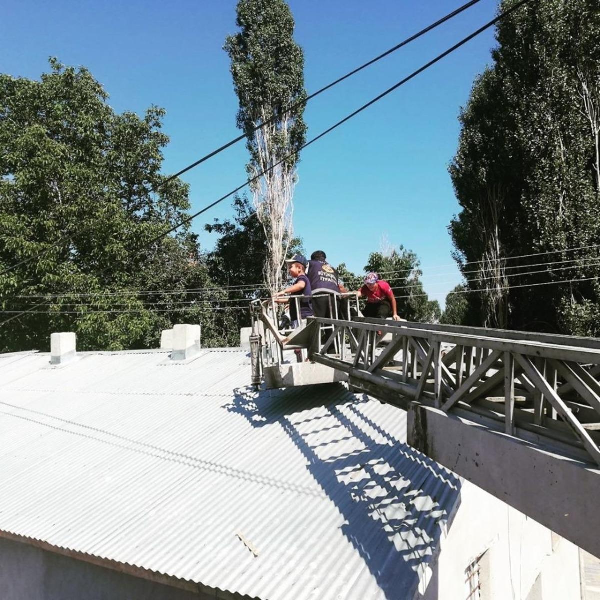 İki kafadar &ccedil;ocuk &ccedil;ıktıkları &ccedil;atıda mahsur kaldılar