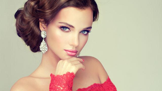 En cool siz olun! abiye saç modelleri: Maşa, topuz, açık saç