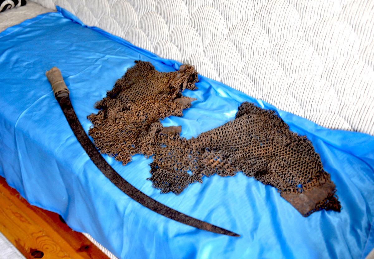 Atalarından kaldı! 7 asırlık kılı&ccedil; ve zırha g&ouml;z&uuml; gibi bakıyor