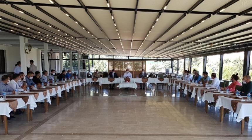 Vali Soyt&uuml;rk d&uuml;ğ&uuml;n salonu işletmecileriyle bir araya geldi