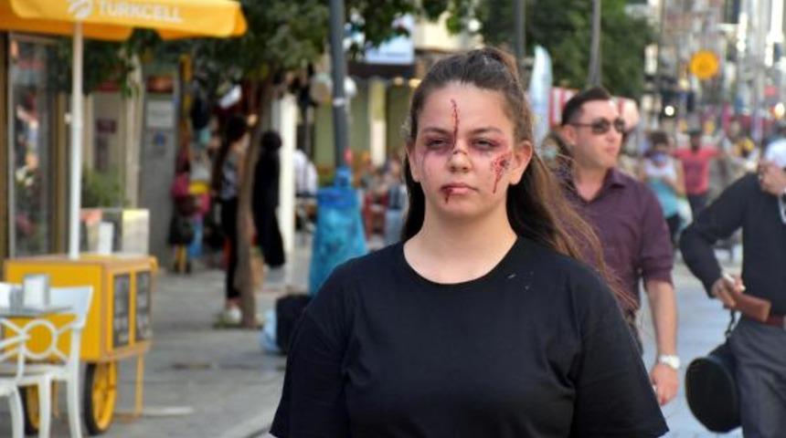 Kadına y&ouml;nelik şiddete 'dur' demek i&ccedil;in yaptığı &ouml;zel makyajla İzmir'de dolaşıyor