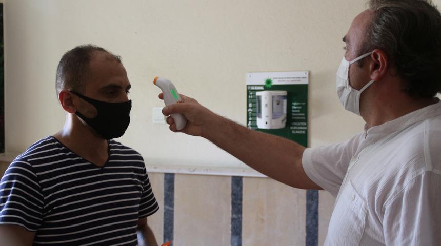 Y&ouml;netici karar aldı, 8 katlı apartmanda 216 kişi 'g&ouml;n&uuml;ll&uuml; karantina'ya başladı