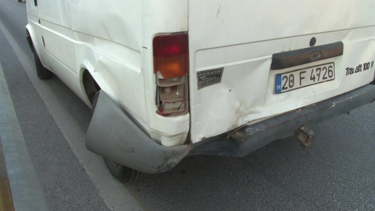 Otomobil ile minib&uuml;s &ccedil;arpıştı: 1&rsquo;si ağır 2 yaralı