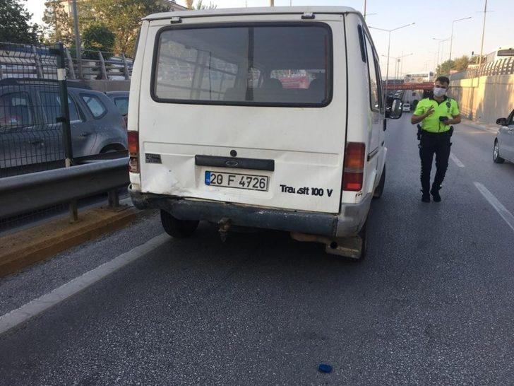 Otomobil ile minibüs çarpıştı: 1’si ağır 2 yaralı G2