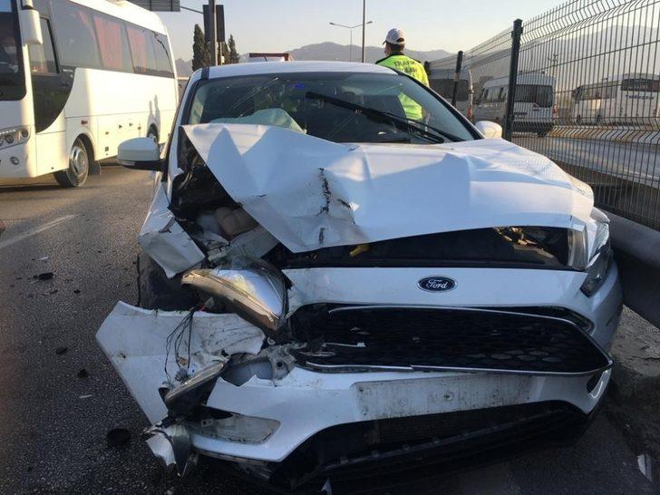 Otomobil ile minibüs çarpıştı: 1’si ağır 2 yaralı G3