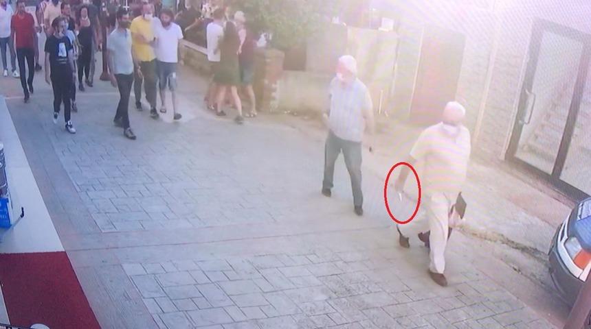 Kadınlara bı&ccedil;ak &ccedil;ekti, vatandaş tepki g&ouml;sterince polise sığındı
