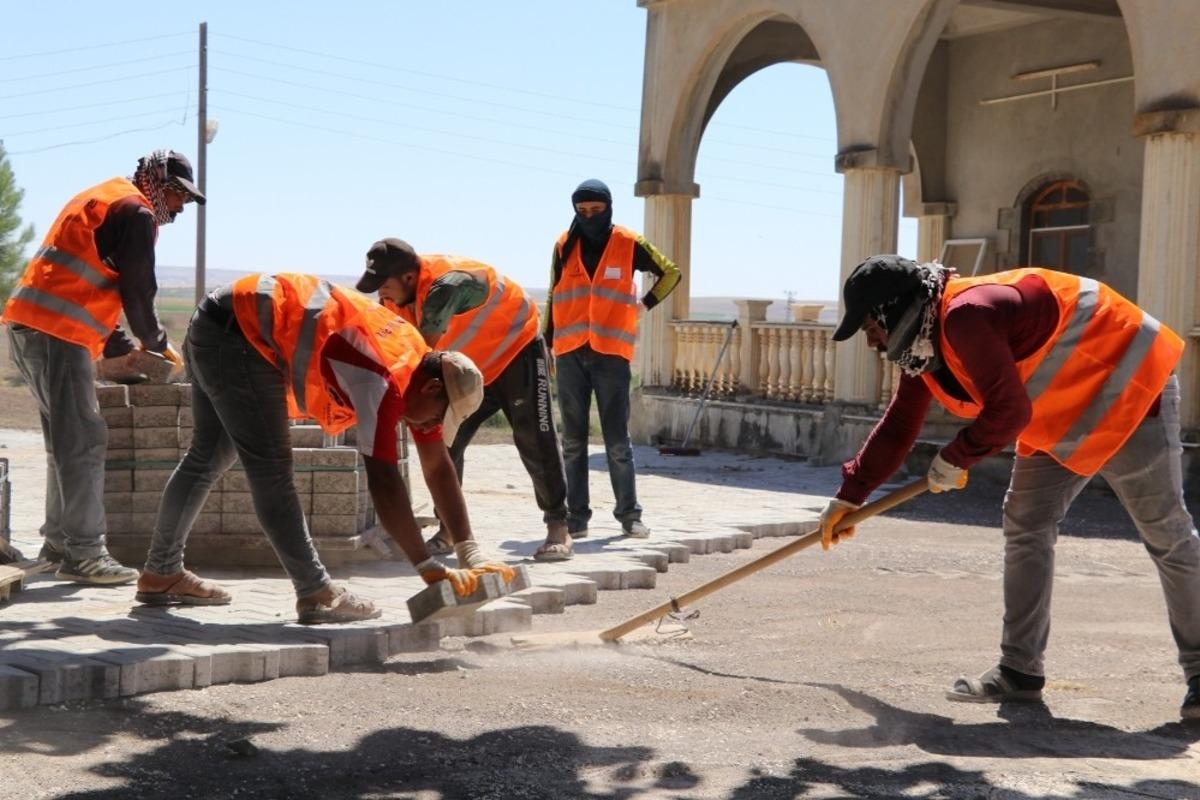 Karak&ouml;pr&uuml; kırsalında kilitli parke &ccedil;alışmaları s&uuml;r&uuml;yor